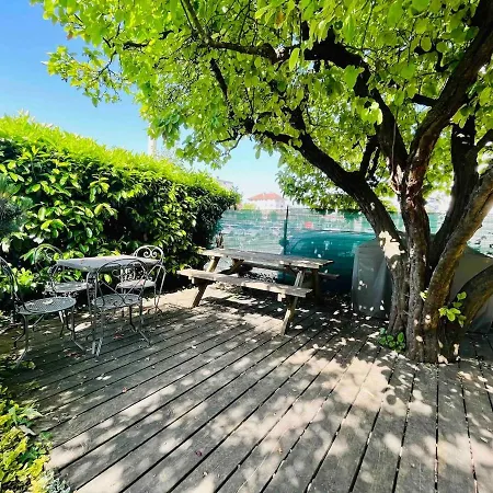 Apartment Relaxing 2br With Private Garden, Near The Center