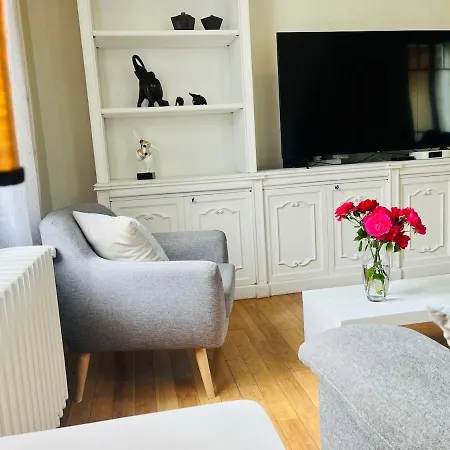 Apartment Relaxing 2br With Private Garden, Near The Center